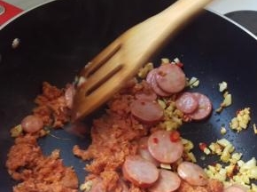 再加入鱼罐头。炒出香味。