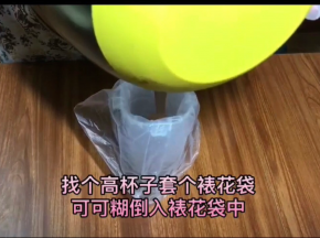 找个杯子套裱花袋，装入可可糊