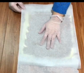 165度18-20分钟，也可以根据平时的烤蛋糕卷温度。取出后晾凉至不烫手，盖一张油纸