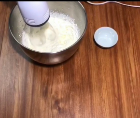 250克淡奶油加25克细砂糖，打发