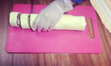 冰箱里冷藏三个小时，然后切，每切一刀，都要擦刀，保证切面的完美。