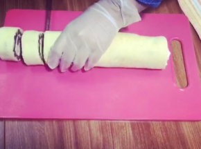 冰箱里冷藏三个小时，然后切，每切一刀，都要擦刀，保证切面的完美。