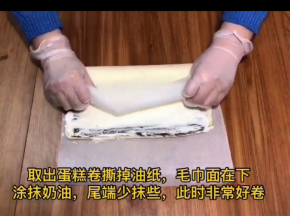 涂抹在蛋糕片表面，尾端少涂些，此时非常好卷