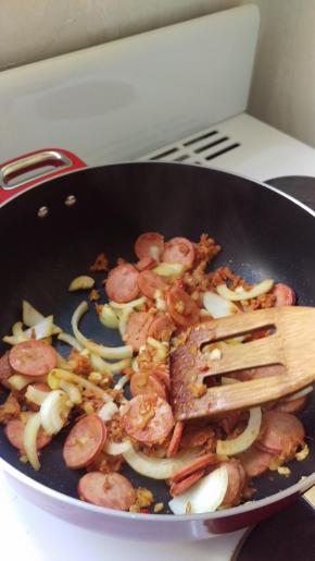 再加入洋葱炒到洋葱比较软后加入面。