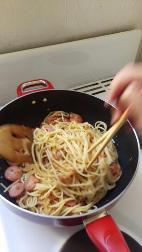 炒均匀，尝下看够不够咸，不够的话可以加点盐巴。出炉后可以加点芝士。