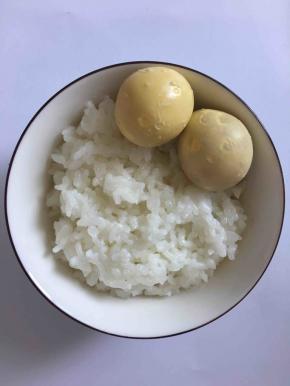 接下来做小鸡饭团，取鸡蛋黄加入米饭中，加入一点点盐调味，拌均。