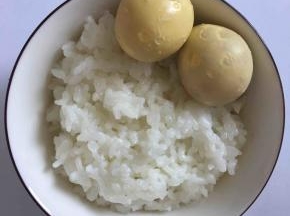 接下来做小鸡饭团，取鸡蛋黄加入米饭中，加入一点点盐调味，拌均。