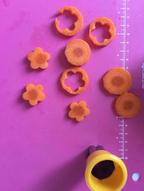 在煮牛肉的时候可以做个小胡萝卜花儿做装饰。用花朵模具压出花朵胡萝卜。