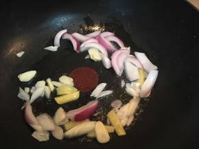 倒入洋葱翻炒出香味。