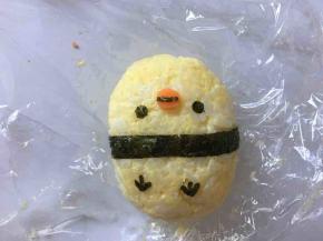 以此粘好眼睛鼻子和脚丫，小鸡饭团就做好啦。