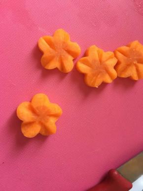 一朵胡萝卜小花儿送给你吃！