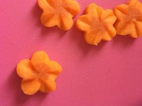 一朵胡萝卜小花儿送给你吃！