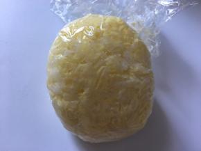 用保鲜膜包好捏成小鸡圆圆的形状。