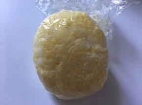 用保鲜膜包好捏成小鸡圆圆的形状。