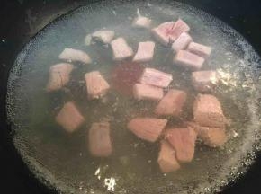 先来准备咖喱牛肉，牛肉先用热水烫一下，除去浮沫洗净备用。