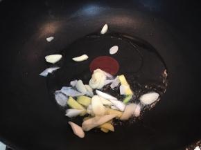 锅中倒少许油，加入葱姜蒜爆香。