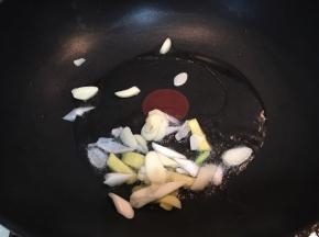 锅中倒少许油，加入葱姜蒜爆香。