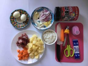 准备好所有的原材料和工具。葱姜蒜切碎，土豆牛肉和胡萝卜切块，鸡蛋煮熟剥皮备用。