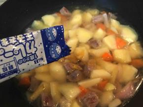 锅中加入适量水，依个人口味加入咖喱粉。我用的是宝宝咖喱，比较清淡。煮二十分钟左右。等汤汁收好加入适量盐调味。