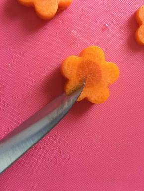 小刀刻出花瓣