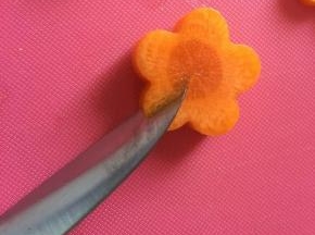 小刀刻出花瓣
