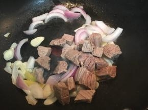 加入牛肉块
