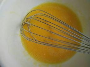 2.玉米油和鸡蛋混合搅拌均匀
