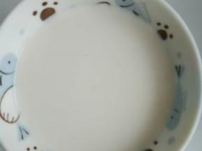 3.牛奶和酵母混合搅拌均匀