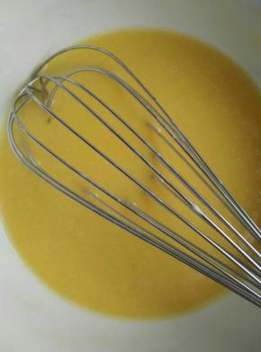 4.把混合好的玉米油、鸡蛋液和牛奶、酵母液混合在一起，搅拌均匀