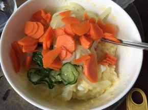 然后放入黄瓜、胡萝卜、洋葱搅拌均匀