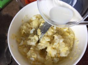 倒入牛奶、米醋搅拌均匀