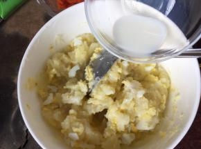 倒入牛奶、米醋搅拌均匀