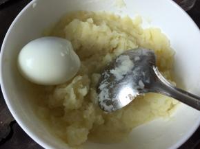 放入蒸好的鸡蛋