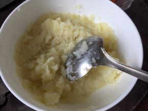 将蒸好的土豆压成泥