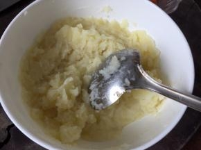 将蒸好的土豆压成泥