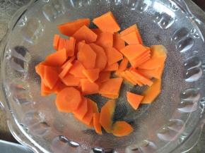 滤去多余的水后备用