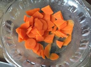 滤去多余的水后备用