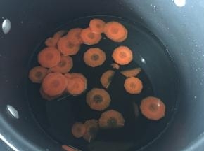 胡萝卜用沸水焯一下