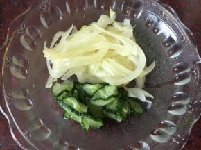 黄瓜和洋葱挤去水份备用