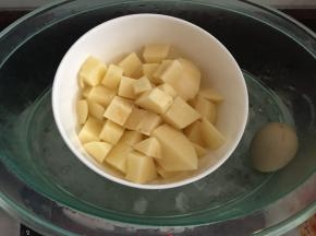 土豆去皮切块后放入蒸锅里蒸，连同鸡蛋一起蒸