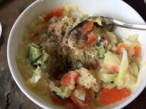 撒入黑椒粉拌均