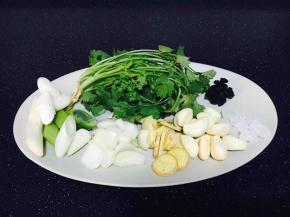 辅助食材B：炒制使用的葱、姜、蒜、洋葱、香菜、冰糖。
