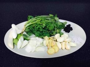 辅助食材B：炒制使用的葱、姜、蒜、洋葱、香菜、冰糖。