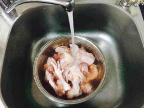 清洗三黄鸡的表皮和内脏，剪去凤爪的指甲，把鸡剁成核桃块大小，放在凉水里浸泡半个小时左右后再仔细清洗，尽量挤压出鸡块里的血水，还要把被剁鸡块的横截面的碎骨头渣清洗出去，以免吃的时候不小心隔着牙。