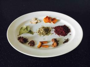 辅助食材A料包，花椒、八角、桂皮、陈皮、草果、香叶、丁香、白芷、小茴、红曲米。