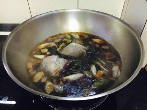 倒入半碗生抽、半碗米酒，倒入步骤6备用的汤水（约1斤半），加入步骤4的料包A，加2小勺盐，少许鸡精，大火煮开。