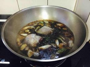 倒入半碗生抽、半碗米酒，倒入步骤6备用的汤水（约1斤半），加入步骤4的料包A，加2小勺盐，少许鸡精，大火煮开。