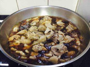 倒入焯好水的鸡块，盖上锅盖儿，待鸡块大火煮开后改小火炖约20分钟左右。这期间不用翻动鸡块，最好也不要打开锅盖儿，这样易熟。