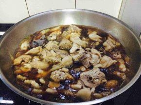 倒入焯好水的鸡块，盖上锅盖儿，待鸡块大火煮开后改小火炖约20分钟左右。这期间不用翻动鸡块，最好也不要打开锅盖儿，这样易熟。