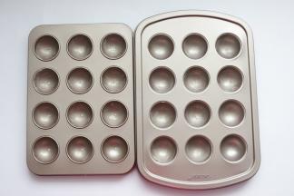 黄油先溶化好放在热水里继续保温，低筋面粉先过筛一遍，学厨棒棒糖模具先用黄油涂摸，作防粘准备